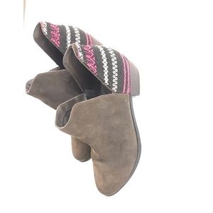 Brown boot with peep ankle and back pattern detail